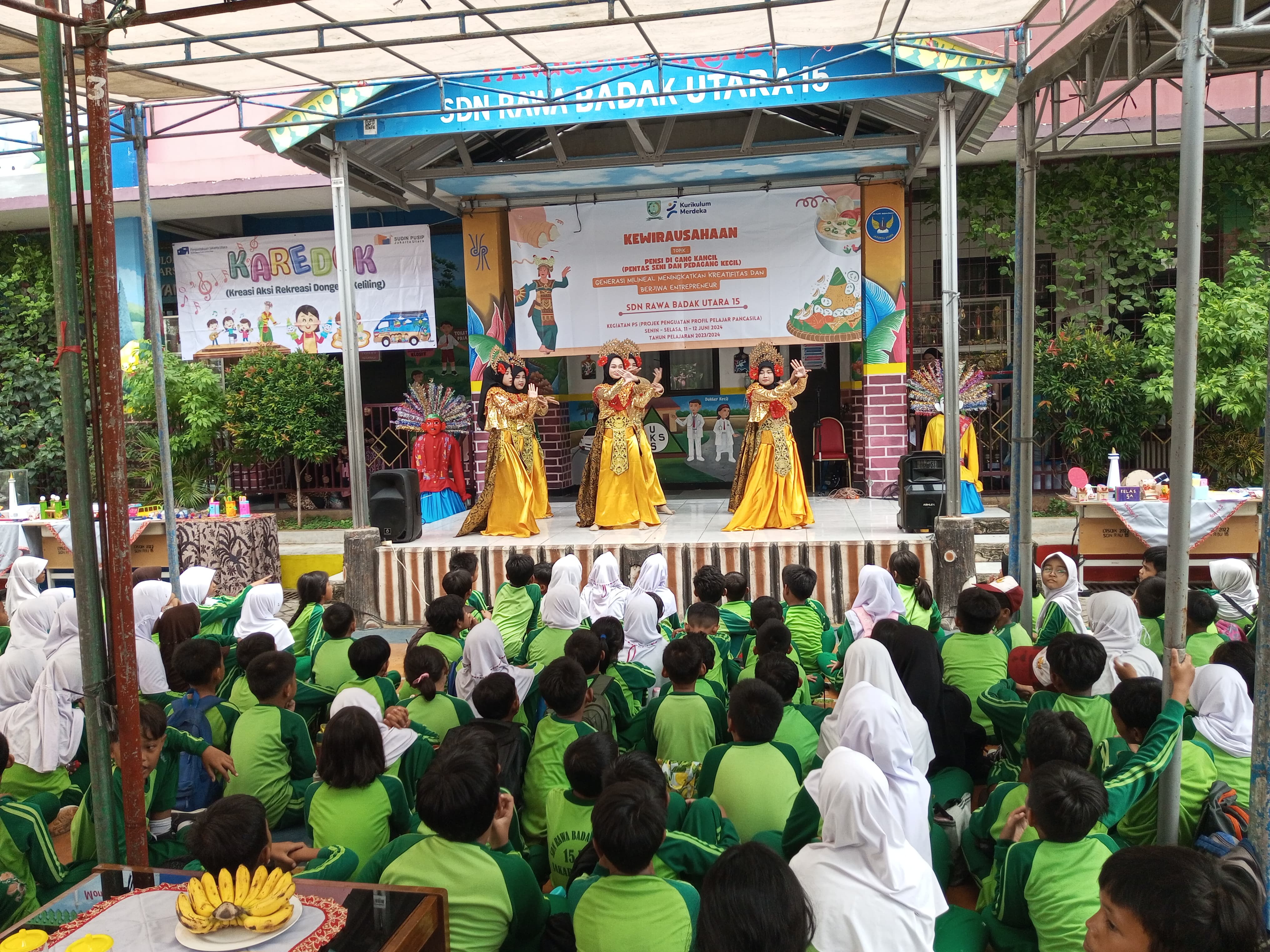 KAREDOK (Kreasi Aksi Rekreasi Dongeng Keliling)